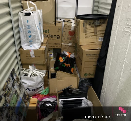 קופסאות קרטון ואריזות במחסן קטן